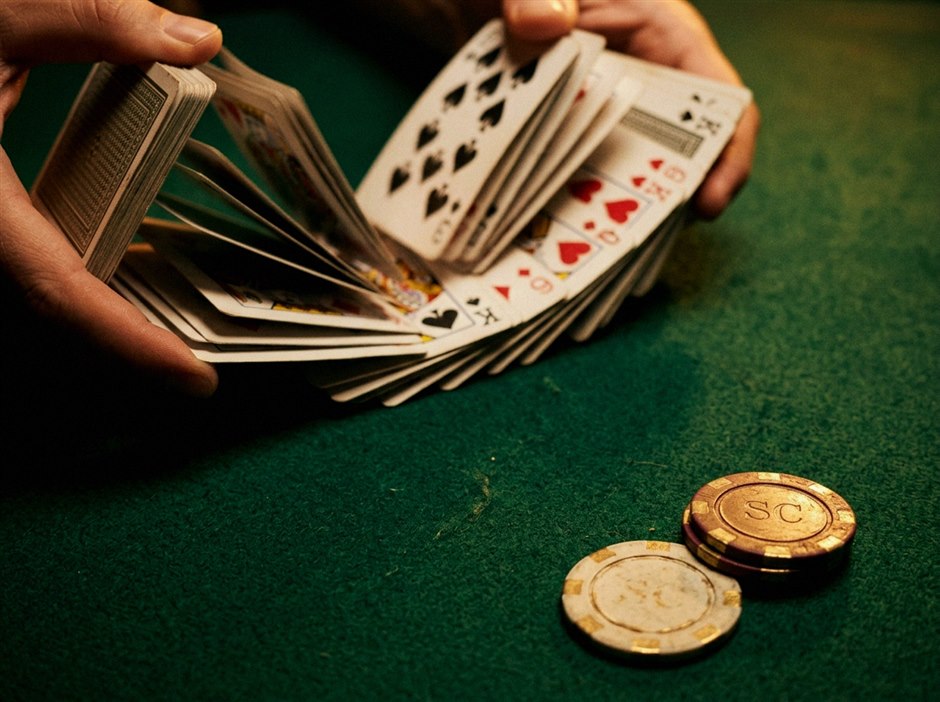 Table de jeu avec cartes et jetons